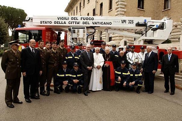 Papst Benedikt XVI erhält ein Mercedes-Benz Econic-Feuerwehrfahrzeug von DaimlerChrysler Italia.